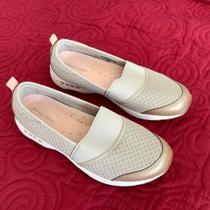 NWOT Easy Spirit Twist2 Waking Shoes